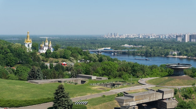 Набережная реки Москвы в самом спокойном районе столицы - идеальное место для прогулок и отдыха