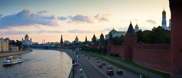 Красивая река Москвы - прекрасное место для уединения и отдыха в столице